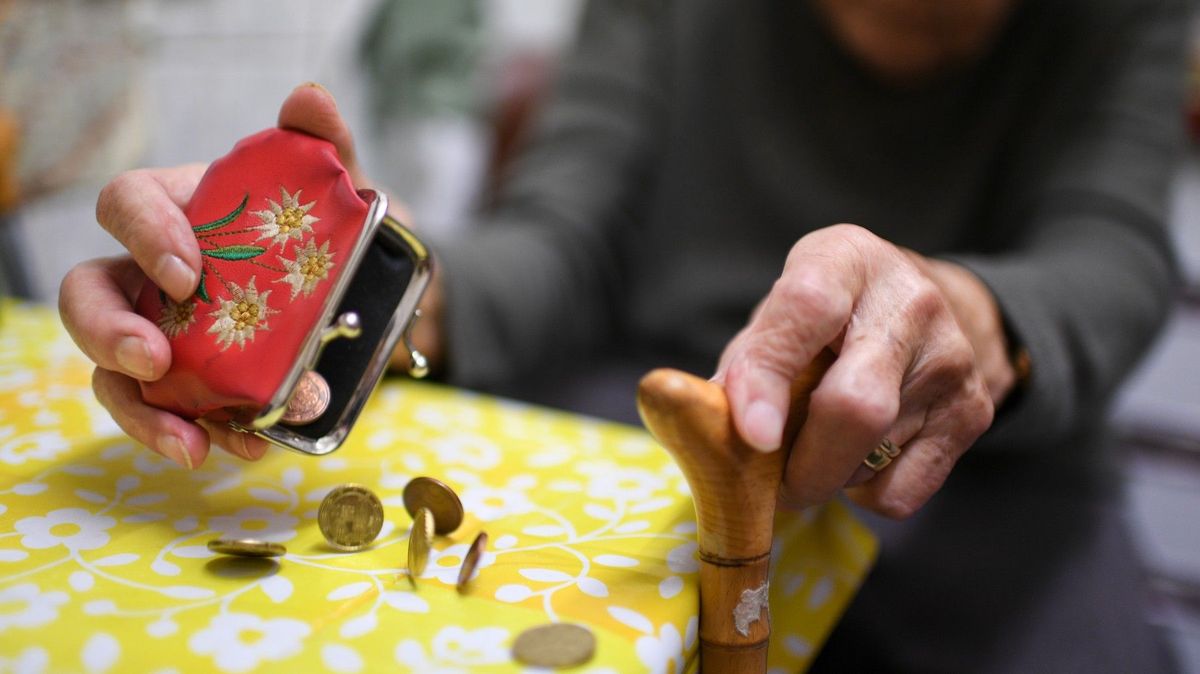 Poplatky za spoření na penzi spolknou až polovinu výnosů